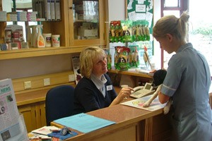 how much do vet receptionists make an hour