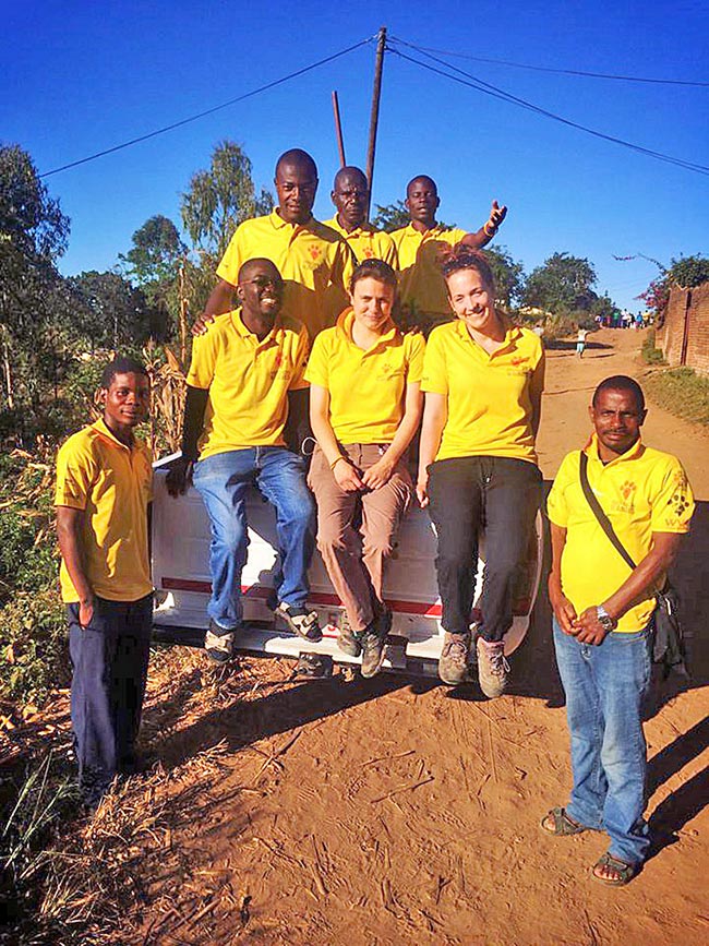 Samantha’s friends and former colleagues Lisa Angus and Louise Scott volunteering for Mission Rabies in Malawi.